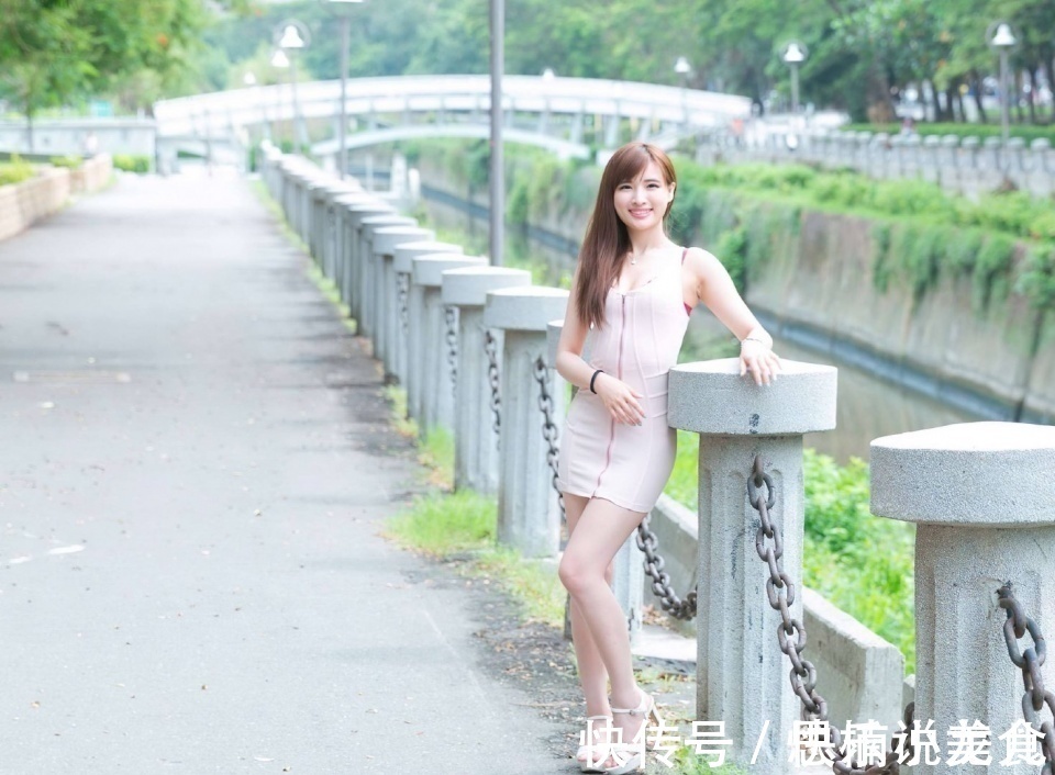 紧身背心 小姐姐身穿紧身背心连衣裙,散发着优雅的气质,看上去时尚又大方