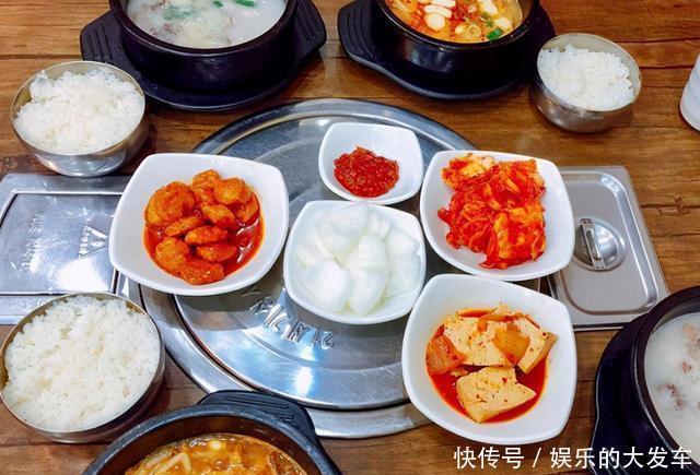 饮食习惯|韩国人为何吃饭从不端碗?看到他们的餐具后,还真是自己作的呢!