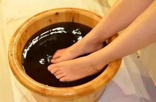 热水泡脚|秋冬季,每天晚上用热水泡脚,是养生还是“伤身”?早做了解