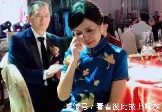 美商|女儿结婚，却被亲妈抢了风头，网友这丈母娘是什么神仙颜值