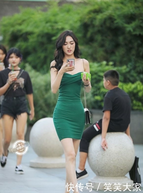 街拍:连衣裙小姐姐逛街!长相清纯甜美!有亮点!