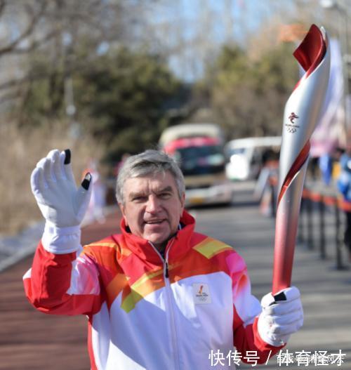 冬奥会|3名国乒队员和3名女排国手参与火炬传递,男帅女靓,巴赫也在其中