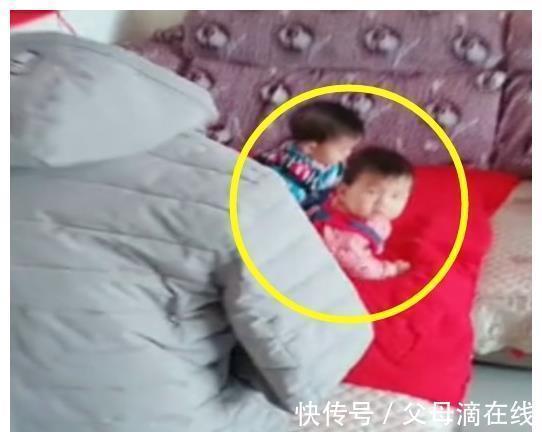 宝宝|妈妈下楼拿快递,摆了个假妈妈盯着双胞胎,这画面原谅俺笑喷了