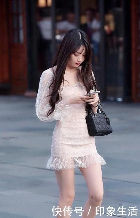 过目不忘的连衣裙少女让人一见倾心