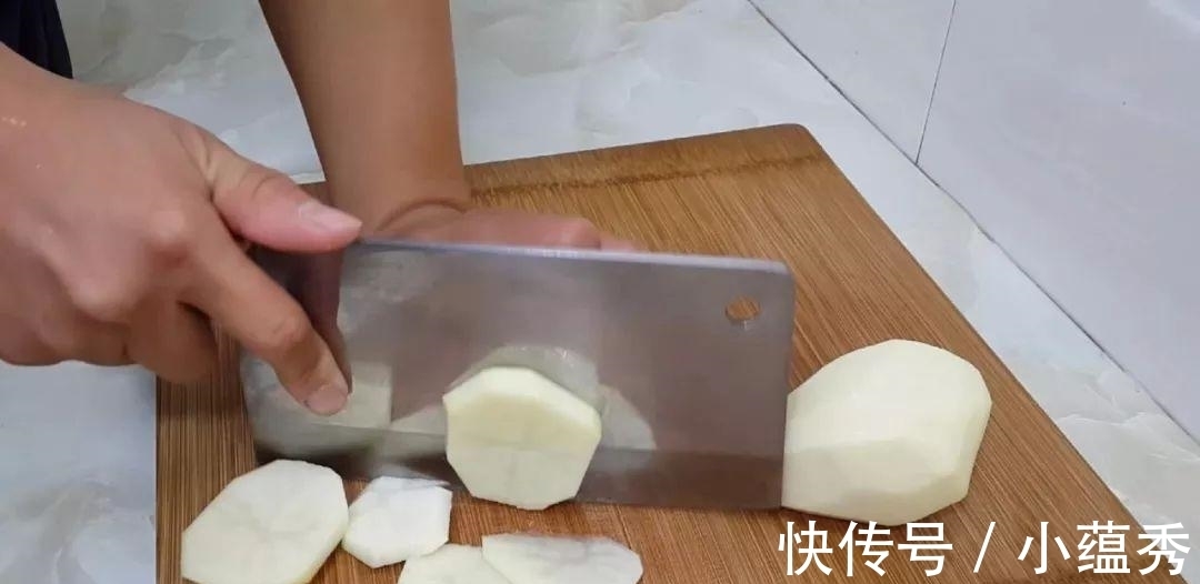 做法|土豆全新做法, 筷子一搅, 做出最好吃的土豆饼, 让你看着就超香吃