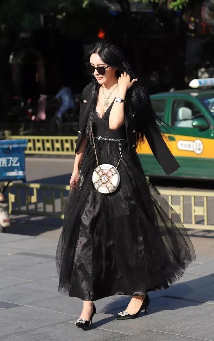 街拍:面带笑容的美女,一件白色的连衣裙,时尚优雅气质迷人