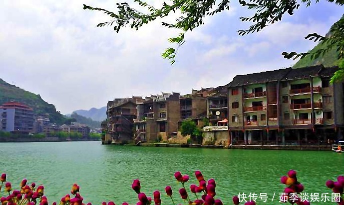 来镇远古镇,可以参观独特的吊脚楼群,也可以沿街逛特色工艺品店