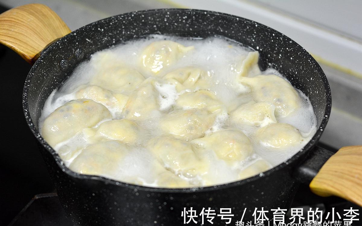 最近蔬菜有点儿小贵,试试素三鲜饺子,换着花样天天吃不腻