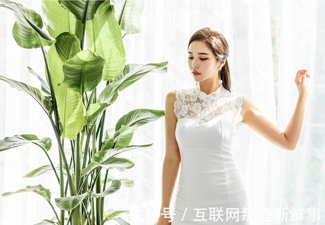 女人味 白色的连衣裙简约时尚,脚上一双高跟鞋,简约大方又不失女人味!