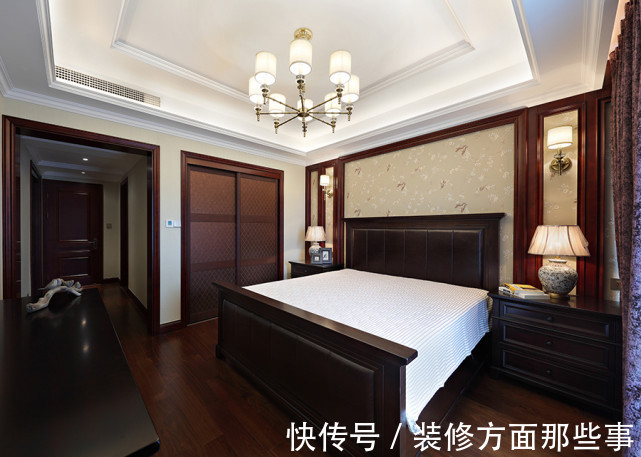 客厅|155平美式风三居室客厅望向餐厅整体红色调,让人感觉无比温馨