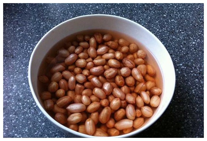 炸花生米时,有人热油、有人凉油全不对!教你正确做法,太香了