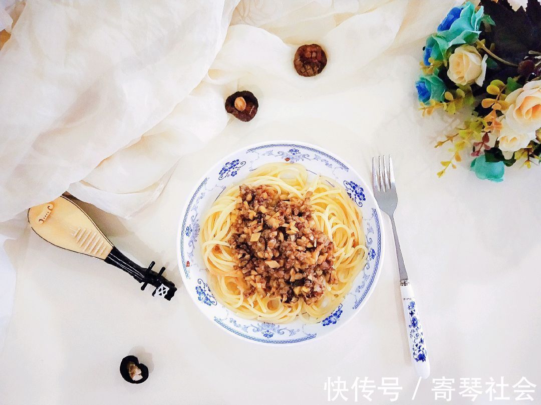 杏鲍菇|鲜香四溢肉酱拌面,健康营养,美味可口
