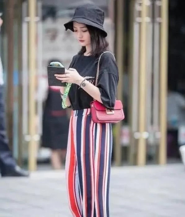 小姐姐|街拍:小姐姐穿着一件黑色紧身背心搭配上热裤,时尚又潮流