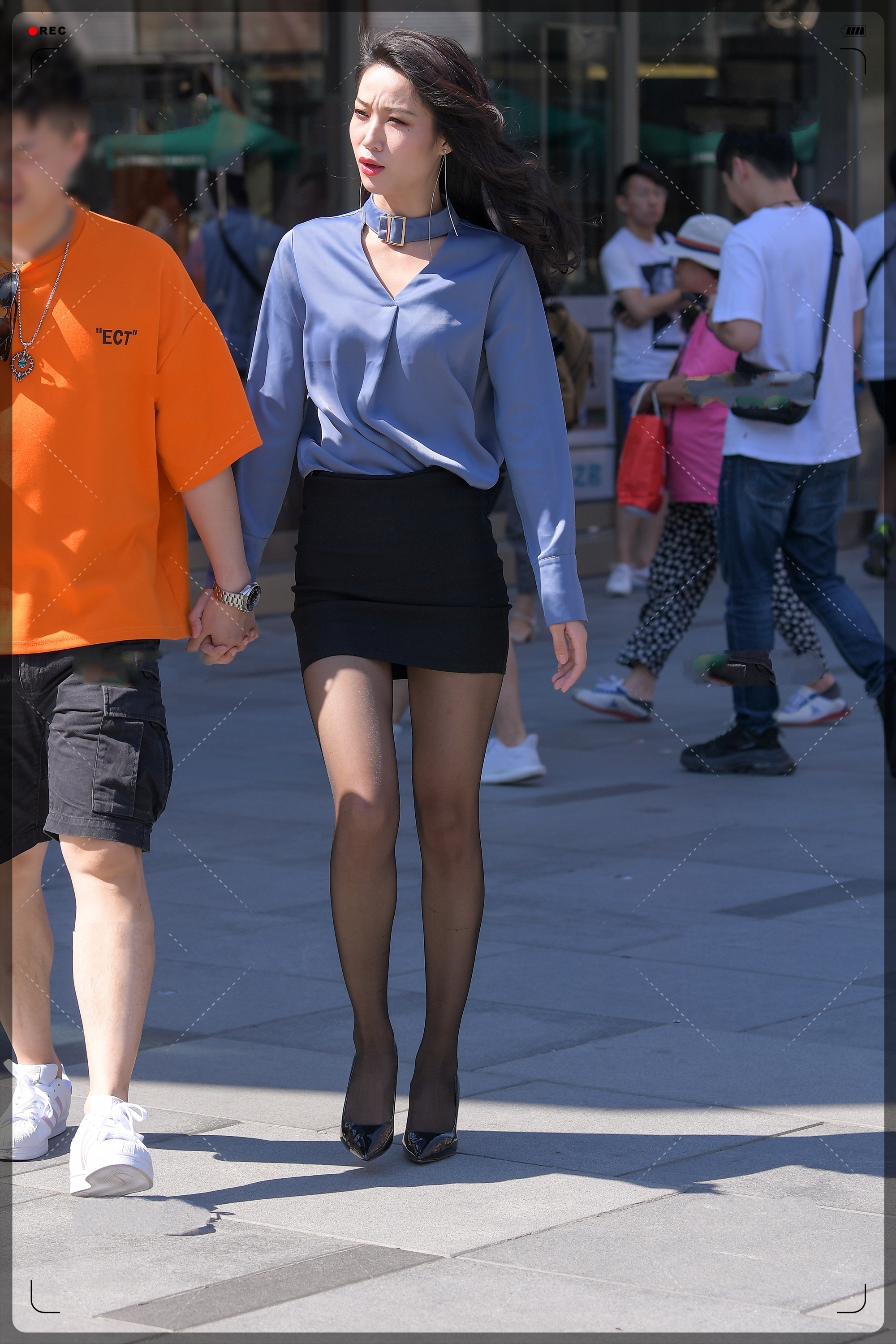 职场|街拍美女:OL风衬衫搭配黑色一字裙,成熟气息十足,秒变职场达人