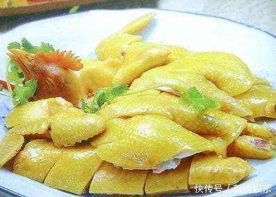 做白切鸡万万不可下锅烫煮，用这一招做法，肉汁鲜嫩，香滑皮爽