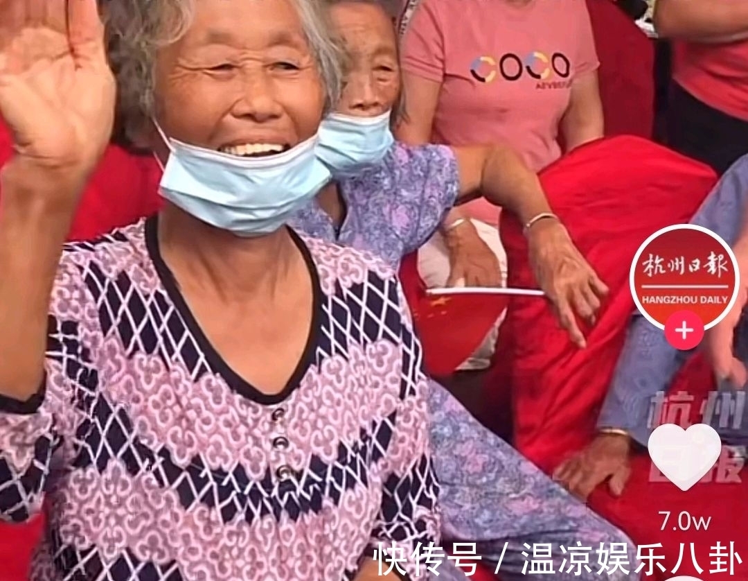 广东18岁女孩带91岁奶奶上学：怕她离开的那天，我不在她身边_哔哩哔哩_bilibili