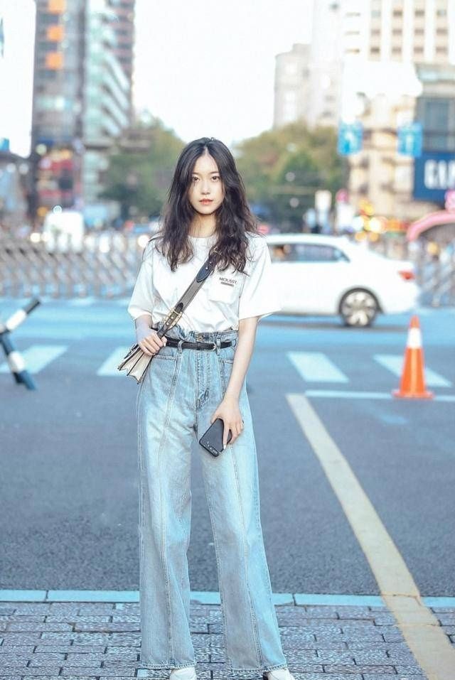 街拍一貌倾城的美女，背心配黑色碎花裙，凸显完美身材