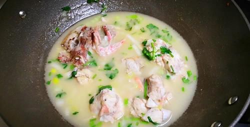 炖鱼汤|秋天,有钱没钱,多吃此鱼,刺少肉多还便宜,炖汤喝营养高又鲜美