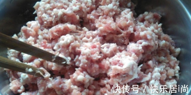 做萝卜猪肉馅包子，萝卜怎么处理教你一招，馅料饱满多汁味道香！