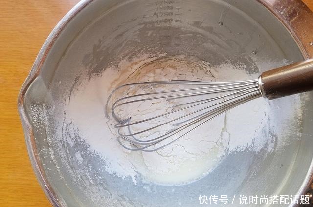 一款不用抹面的奶油蛋糕,非常适合新手学做,颜值和味道不输买的