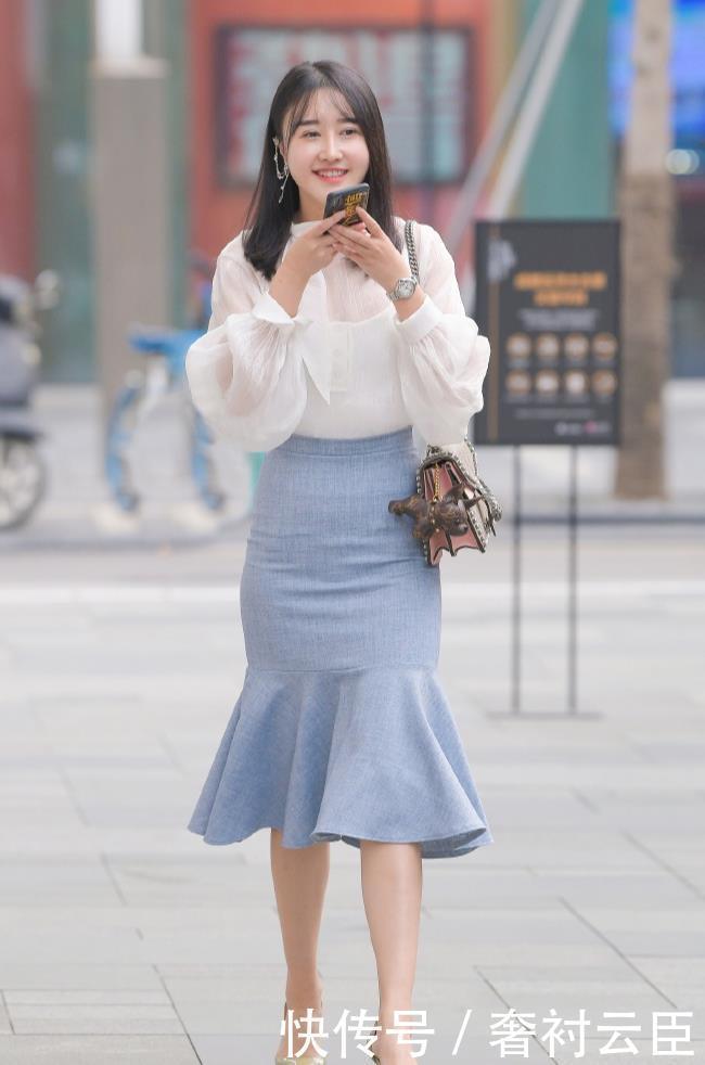 鱼尾裙搭配雪纺衫，轻盈又舒适，让造型青春优雅又靓丽耐看