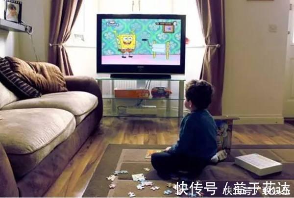 家长|“妈妈，我想看电视”，两个妈妈不同回答，影响孩子人生观