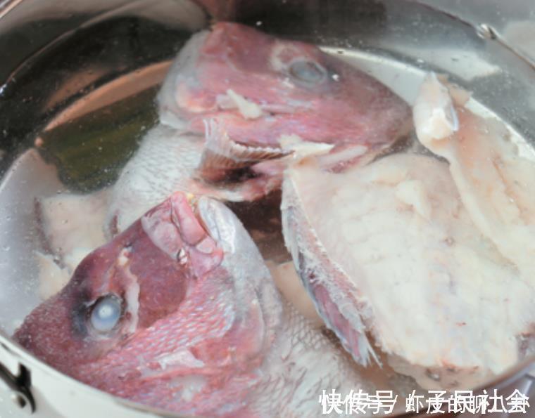 鱼腥|做鱼汤去鱼腥，汆水再煮是正确的方法吗？跟我这样做，结果不一样