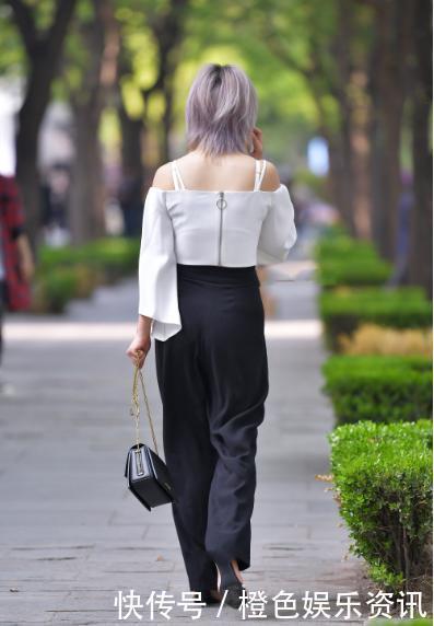 白色露肩吊带搭配黑色阔腿裤，简单大方，气场十足