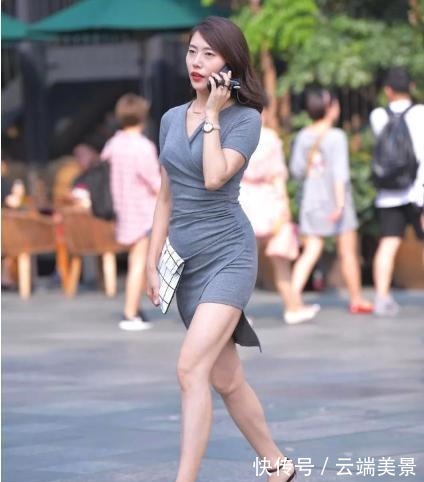 v领|深灰色v领连衣裙搭配白色黑条纹布包,款式新颖,设计独特