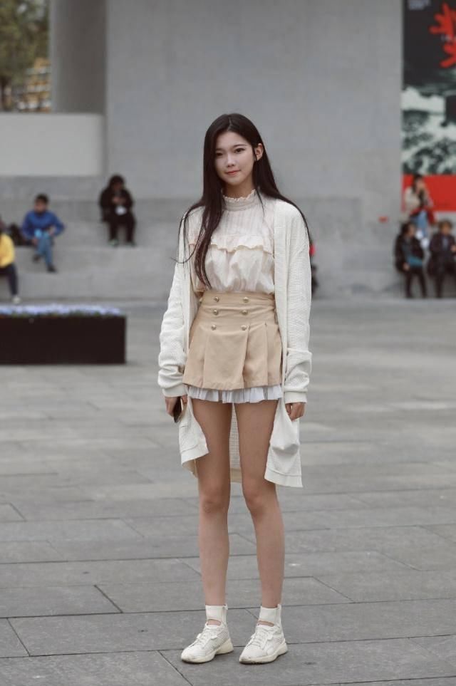 路人街拍，清爽舒适的绿色连衣裙简洁大方，给人眼前一亮的感觉