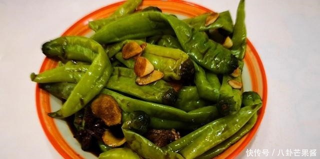 腌辣椒时,不要先加盐,多加1步,辣椒爽脆更入味,放半年不会坏!