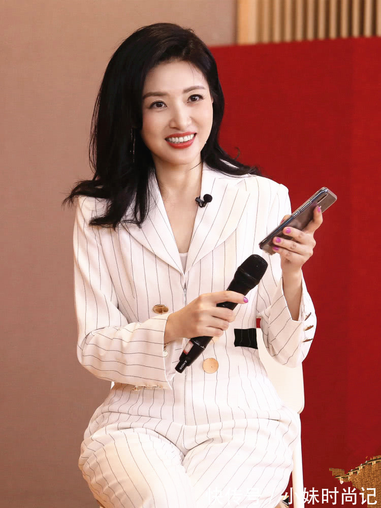 美感|周涛原来是“西装达人”,利用点缀修饰发搭配,减龄又优雅