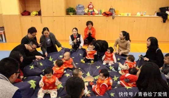 宝宝“抓周”,爸爸随手放下一个“小东西”,一家人笑容逐渐消失