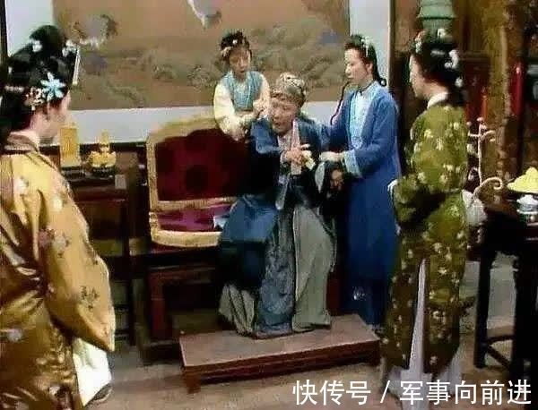 凤姐!王熙凤将袭人打扮成贵妇省亲,为何却给了她一件寒酸的褂子?