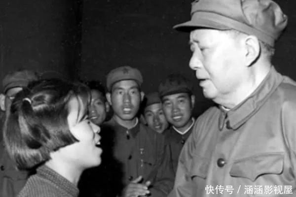 老照片：毛主席与焦裕禄女儿握手，双方相谈甚欢