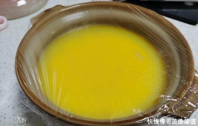 蒸鸡蛋羹,千万不可直接加水,蒸前多加1步,鸡蛋如同果冻般嫩滑