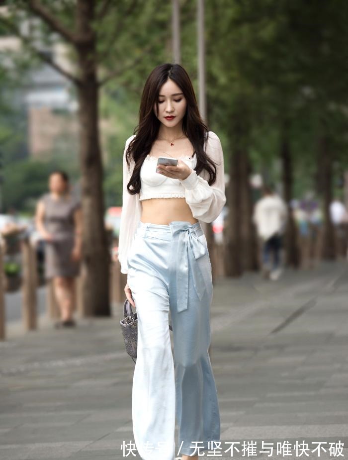 贵妇|美女一身简单清凉穿搭，穿出了贵妇气质