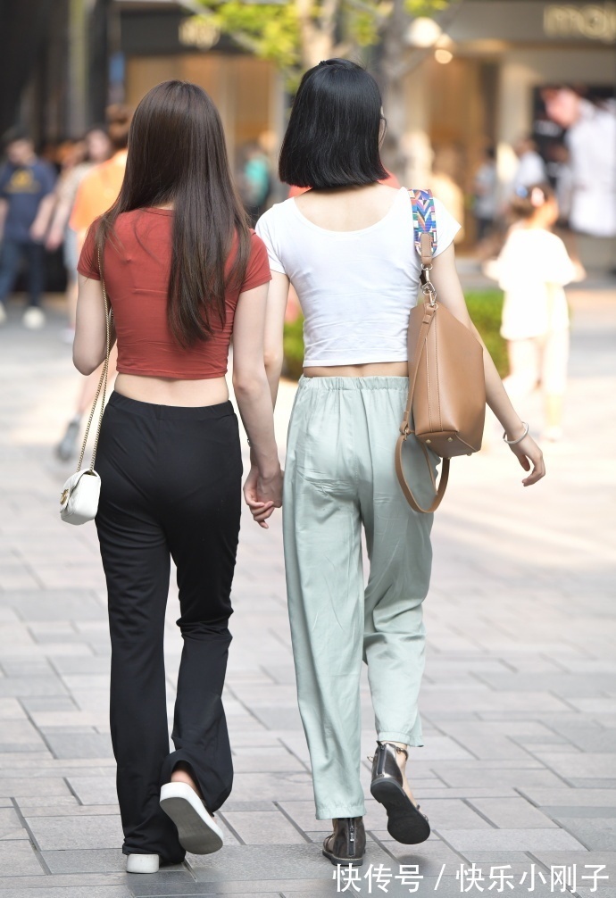 休闲风|休闲风的拖地裤穿搭,既显身材又有气质,轻松展示个人时尚气质