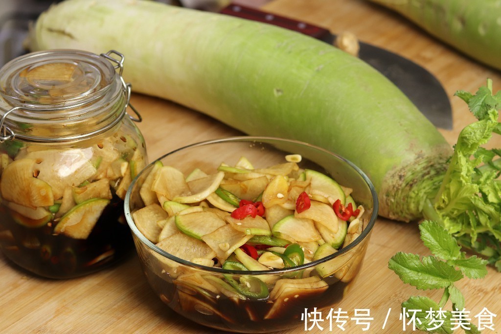 腌萝卜时,不要只会加盐,大厨教你正确做法,脆爽下饭,太香了
