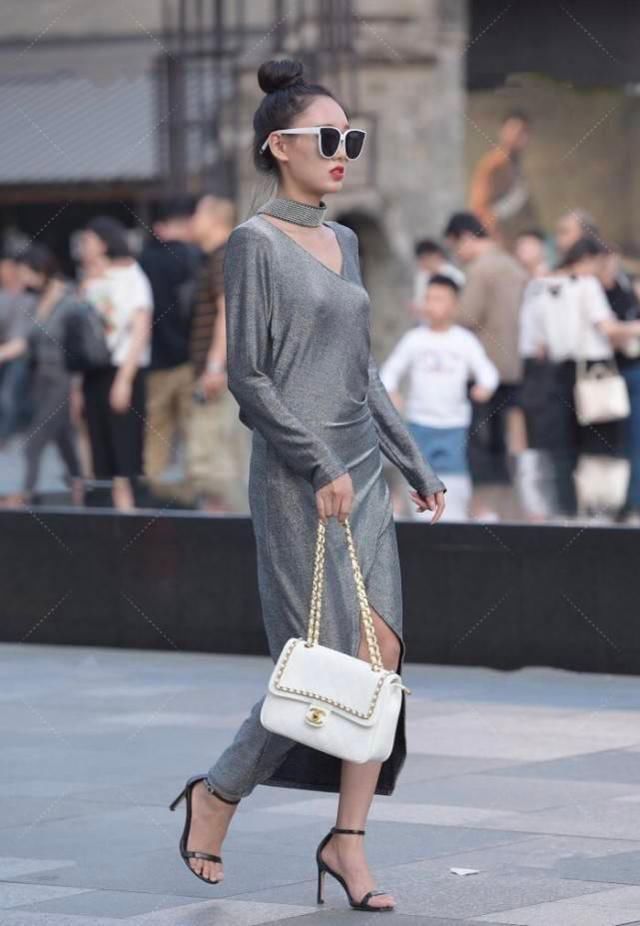 脖子|灰色开叉长裙“高级感”满满，灰色纱布“缠”脖子上更有贵妇魅力