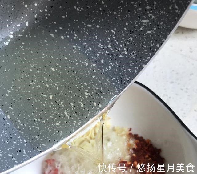 鲜嫩|和我一起做凉拌皮蛋黄瓜,不仅脆爽鲜嫩,更是让你畅享美味时光!