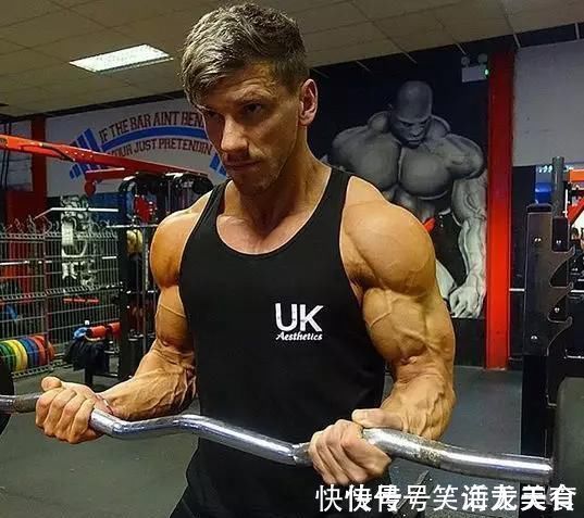 脂肪|26岁健美冠军,小腿突发意外,体脂太低是“原罪”