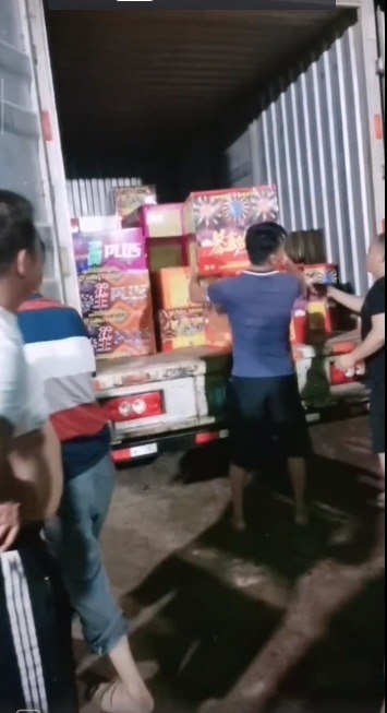 亚运会|全红婵带3枚金牌回家!村里修路安灯欢迎英雄,绚烂烟花让人兴奋