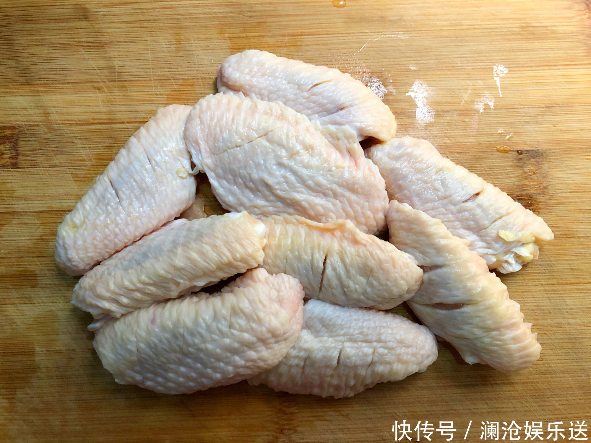 鸡翅|鸡翅别再用可乐了,试试这做法,酱香十足,鲜嫩又好吃,别错过