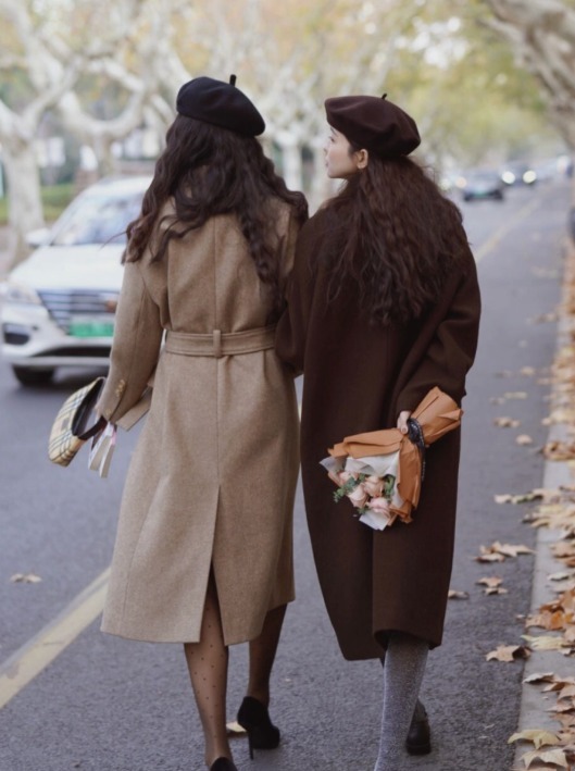 修饰|冬季该如何穿?经典大衣搭配半身裙或长裤高级感满满,简约大气