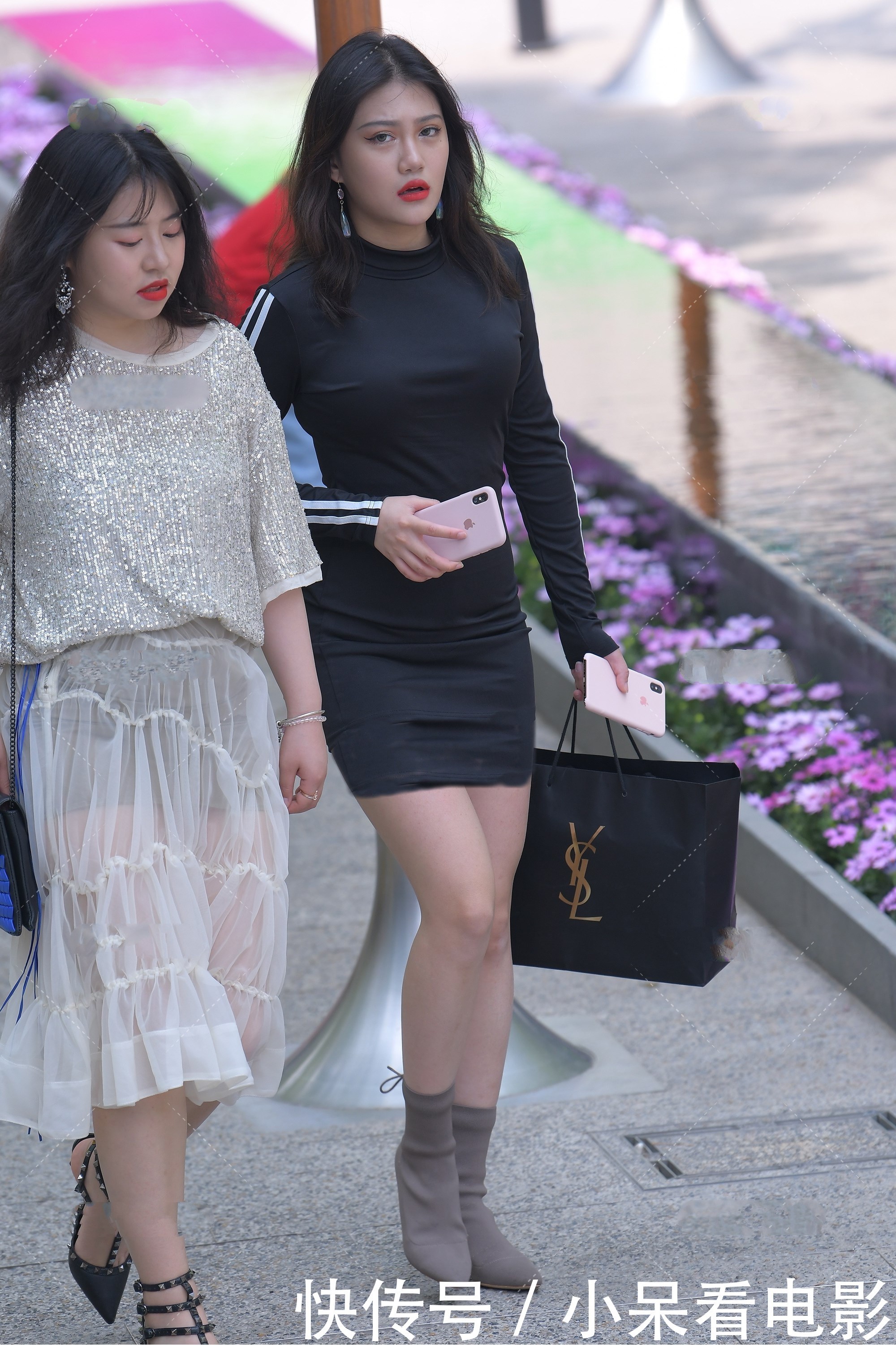 修身连衣裙精致十足,搭配灰色高跟靴,尽显小