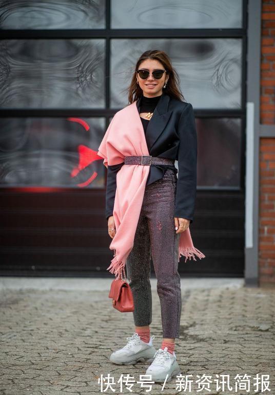 有种|最近有种穿法很火!叫“去繁从简”,西装+运动鞋舒适又时髦
