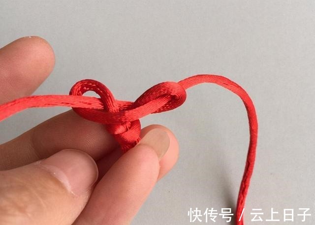 绕圈 心形结手链的编法教程,非常简单,只要2个结法就能编出!收藏了!