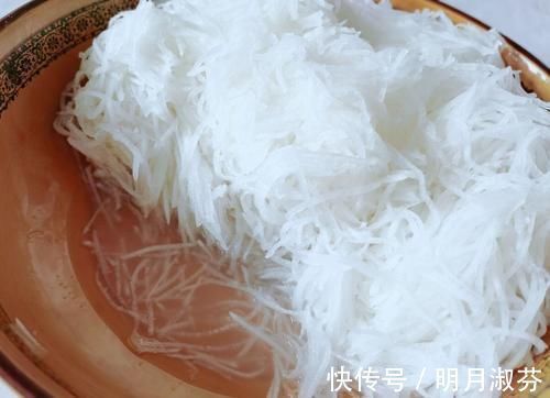 萝卜馅饺子|萝卜馅饺子，是焯水还是直接包，只要这步做对了，鲜嫩多汁又好吃