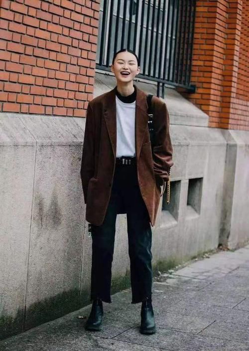 靴子别买太多,今年秋冬有这4双就够了,保暖时髦,还不易撞鞋